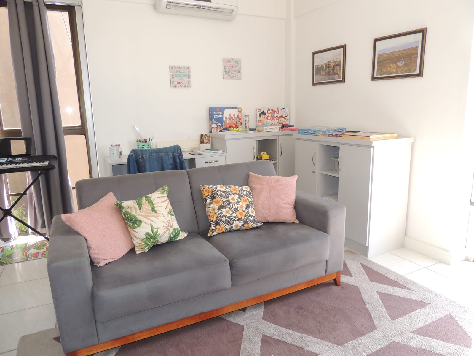 Espaço terapêutico com sofá e poltrona